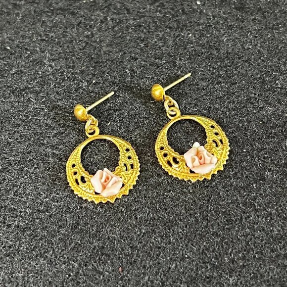 Jewelry - Vintage Goldtone Delicate Filigree With Small Pink Porcelain‎ Rose